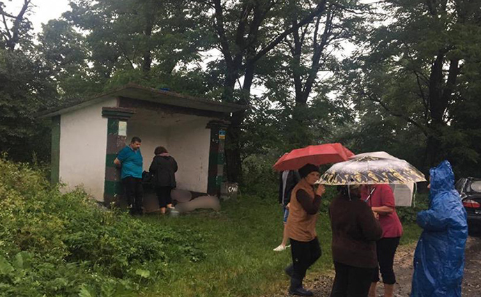 На Ивано-Франковщине молния попала в остановку, погибли 3 человека