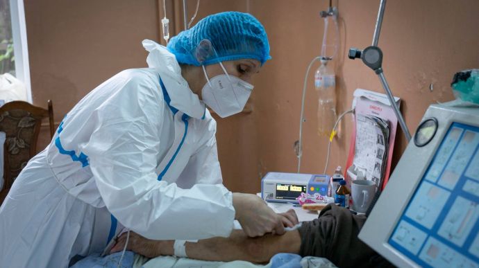 COVID в Україні: за день більше 5 тисяч нових хворих і 130 тисяч вакцинованих