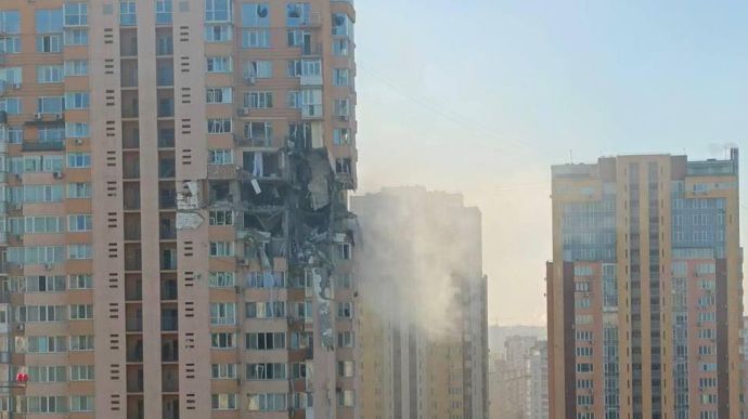 Russian missile hits an apartment building in Kyiv
