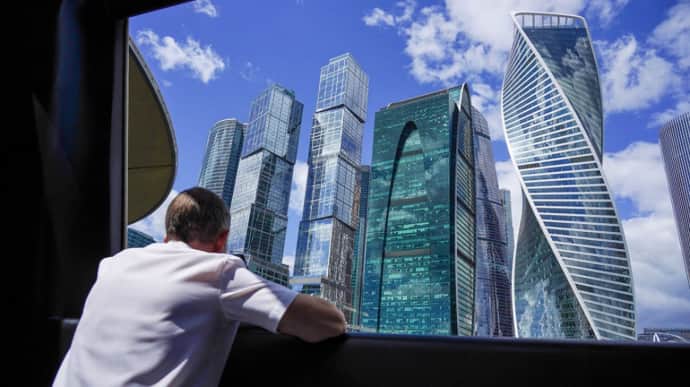 РосСМИ: Доходы российских компаний упали на треть из-за санкций 