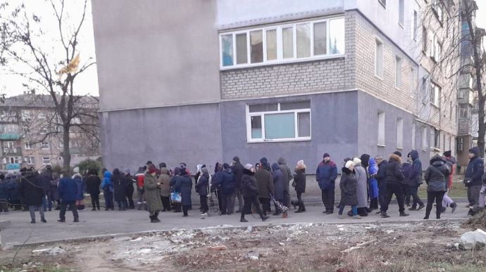 Huge queues for electric heaters in occupied Mariupol