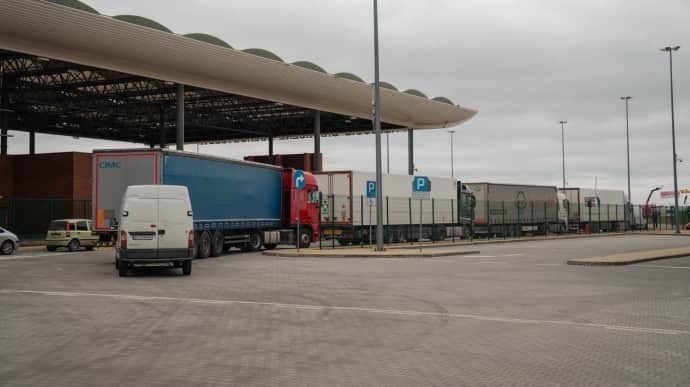 Блокування пасажирського транспорту на кордоні: Мінвідновлення провело термінові переговори з Польщею