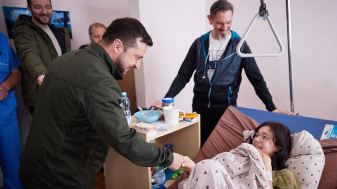 Зеленський відвідав у лікарні людей, яких обстріляли під час евакуації з Ворзеля