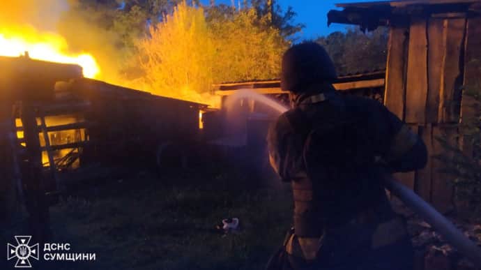 Рятувальники пів доби гасили масштабні пожежі після російських обстрілів Сумщини