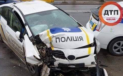 У Києві авто патрульних влетіло у стовп, двоє поліцейських у лікарні