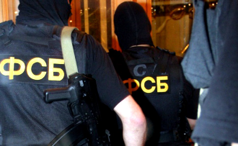 Под Симферополем бойцы ФСБ с автоматами обыскивают крымских татар
