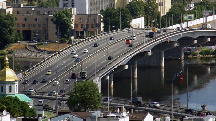 В Киеве отремонтирован Гаванский мост после атаки РФ: откроют до вечера