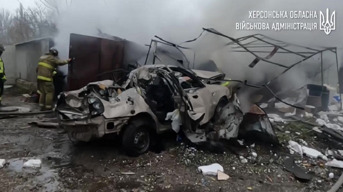 Russians strike residential areas and outskirts of Kherson, two people killed