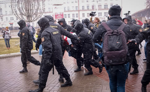 День Волі у Білорусі: Міліція наповнює автозаки затриманими