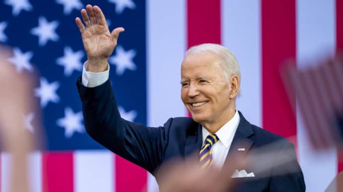 Biden thanks Ukrainians for courage and promises further support during a visit to Normandy
