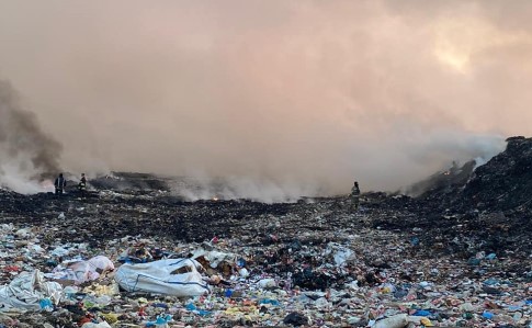 Крупный пожар вспыхнул на мусорной свалке во Львовской области