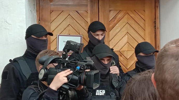 ДБРівці штурмом увірвалися в музей Гончара – директор звернувся в поліцію