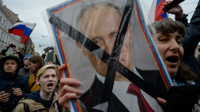 Russia bans protests near authority buildings and others