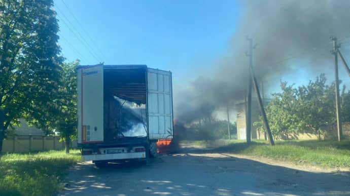 Russians completely burn down lorry delivering drinking water to Beryslav residents – photo