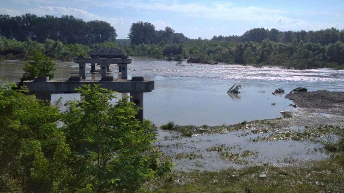 Большая вода полностью разрушила мост, соединявший два района Буковины