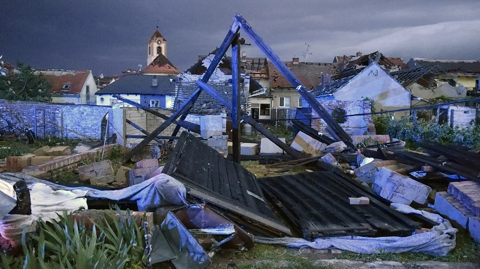 По Чехии пронесся торнадо: разрушены деревни, сотни пострадавших