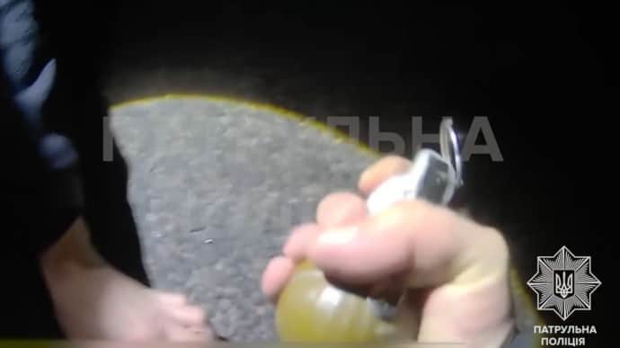 В Харькове патрульные остановили пьяного водителя, который угрожал взорвать гранату