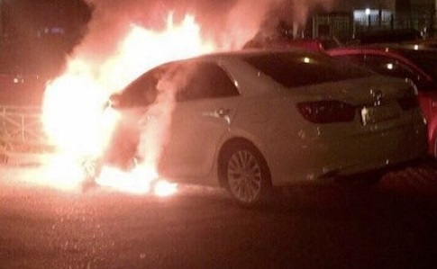 ЗМІ: У Києві горить поліцейське авто