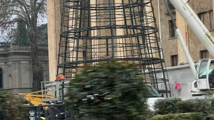 Christmas tree being installed in epicentre of mass protests in Tbilisi