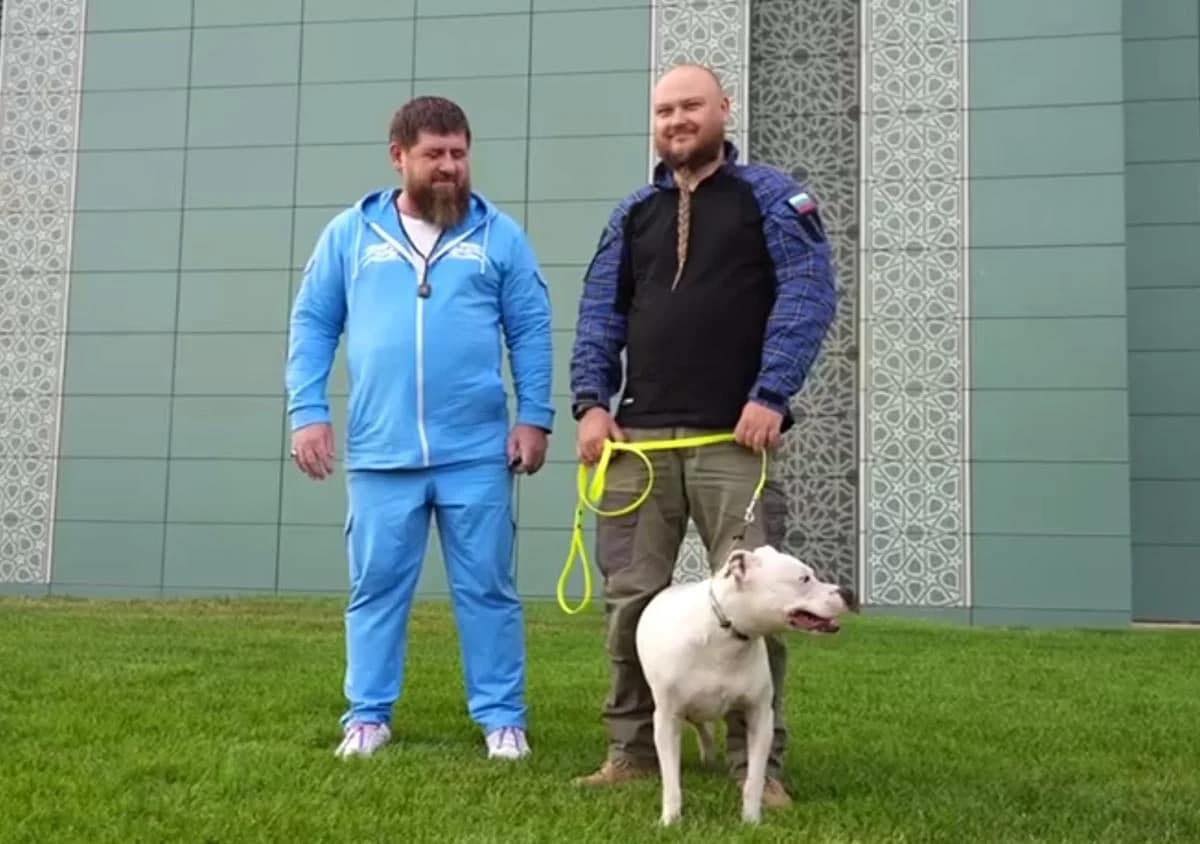 Кадырову подарили. Собаки Рамзана. Кадыров пес. Кадыров с собакой. Рамзан Кадыров 2023.