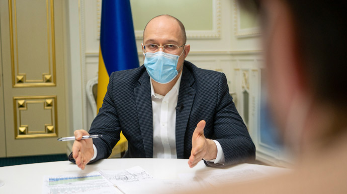 Шмигаль каже, що українці не розлучаться з масками до кінця 2021 року