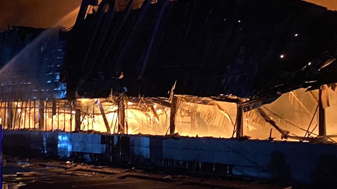 Наслідки нічної атаки на Одесу: загорівся гіпермаркет, троє постраждалих 