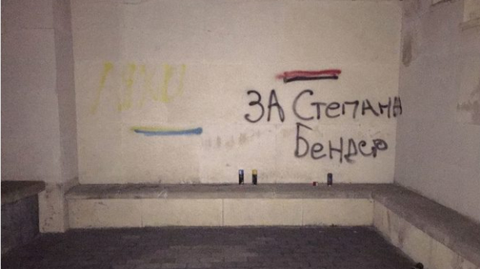 У Львові затримали вандалів, які написали За Степана Бендер на могилі поляків 