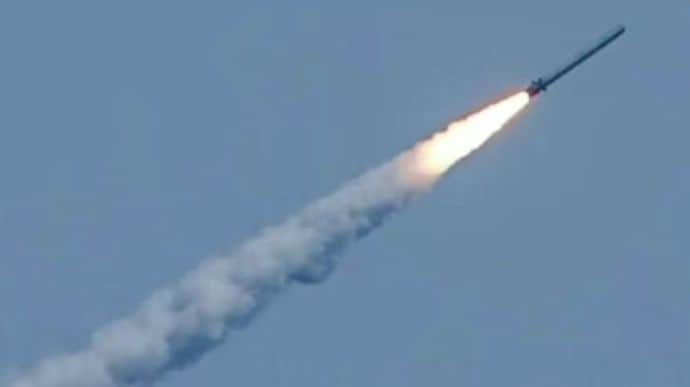 Air defence system responds in Kropyvnytskyi district, shoots down Russian missile