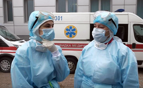 Два человека, которые контактировали с умершей от коронавируса женщиной, заболели и лечились самостоятельно