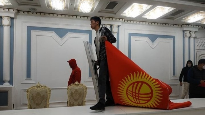 Протестующие захватили здание парламента Кыргызстана