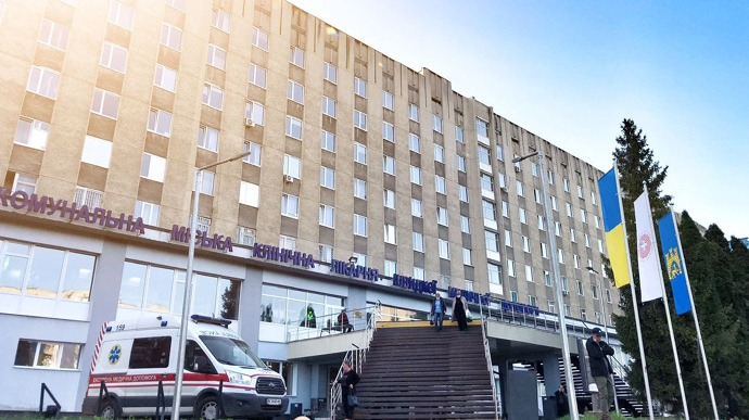 У Львові біля лікарні вишикувалася черга швидких з хворими на COVID-19
