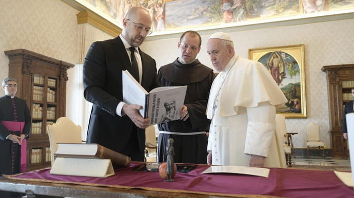 Шмигаль зустрівся з Папою Франциском у Ватикані, візит не анонсувався