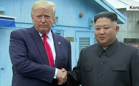 Трамп пожал руку Ким Чен Ыну и переступил черту демилитаризованной зоны КНДР