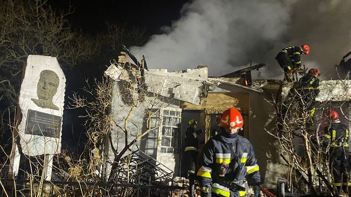 Из-за атаки Шахедов полностью сгорел музей Шухевича во Львове - Садовый