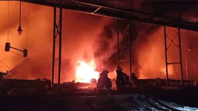 Пожежу після авіаудару на нафтобазі на Житомирщині загасили 