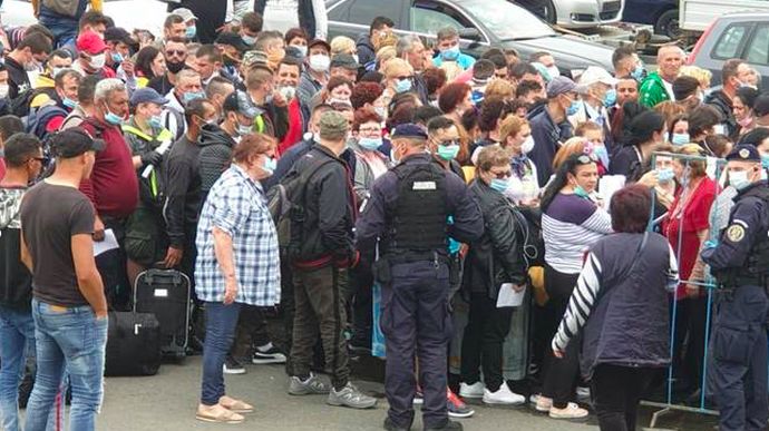 Тысячи румын, желающих вернуться домой, образовали огромные очереди на границе