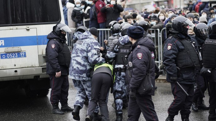 Б'ють кийками й наступають: у Москві силовики розганяють протестувальників