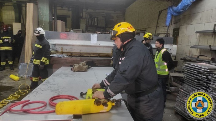 Двое погибших: в Киеве на работников завода упал многотонный станок