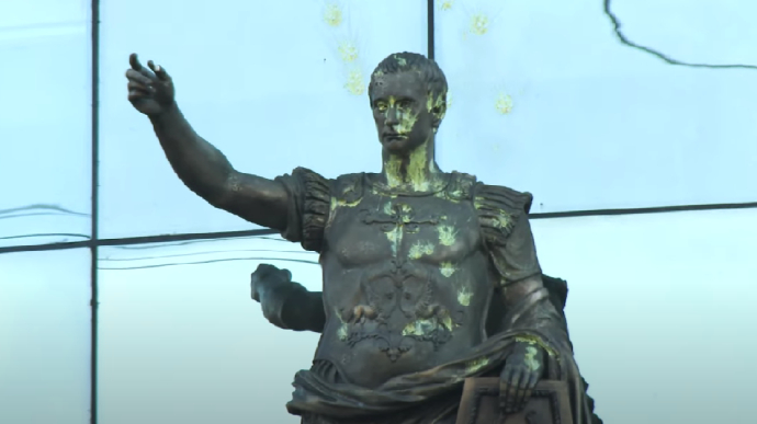 У Петербурзі з пейнтбольної рушниці обстріляли статую Путіна в образі імператора