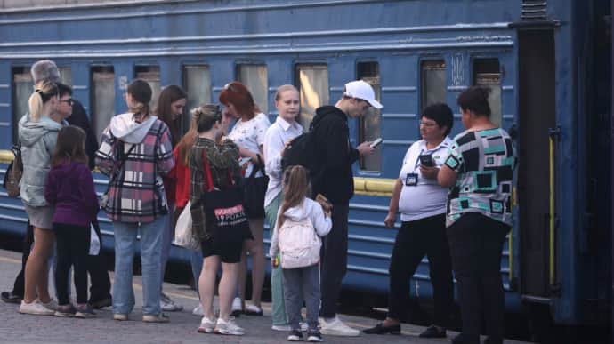Из Золочевской громады Харьковщины принудительно вывозят детей на случай наступления РФ