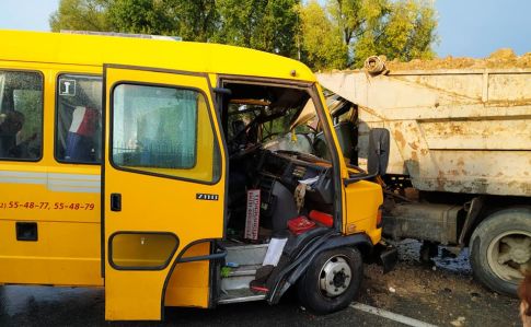 Во Львовской области грузовик столкнулся с автобусом – больше 10 пострадавших