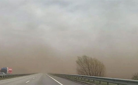 Житомирскую область накрыла пылевая буря: на дорогах плохая видимость