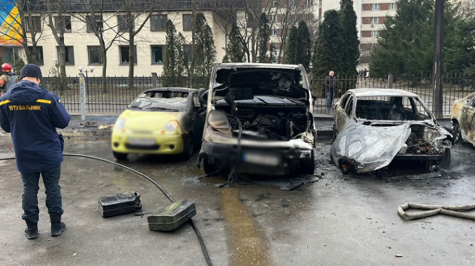 Three victims, five cars burned: National Police shows aftermath of Russian attack on Kyiv