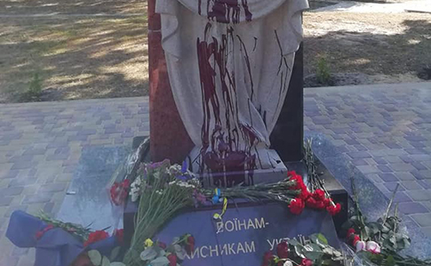 Под Житомиром облили краской новый памятник защитникам Украины
