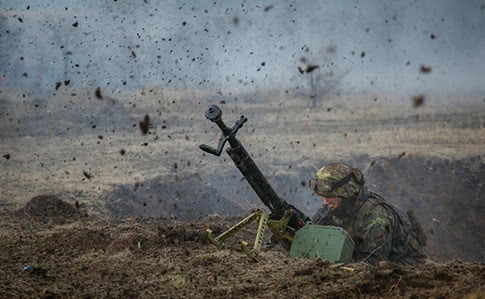 Обстріли на Донбасі: загинув український боєць, ще двоє поранені