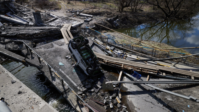 На звільненій Київщині розчищають Житомирську трасу і зводять насипний міст через річку