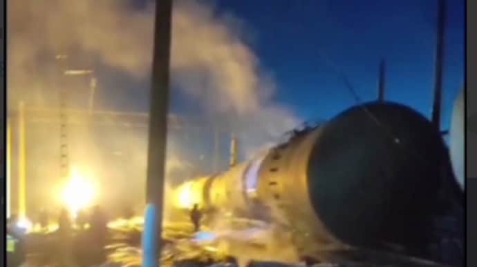 В Ростовской области России на железной дороге горит цистерна с топливом