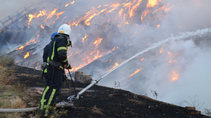 У Миколаєві досі гасять пожежу, яку спричинив суботній обстріл окупантів