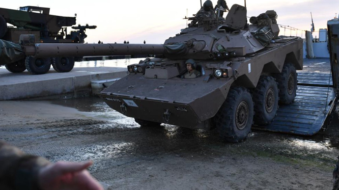 Міністр оборони Франції оголосив про прибуття в Україну перших колісних танків AMX-10 RC
