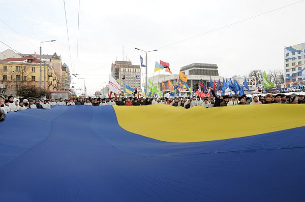 Огромное знамя развернули на марше в Ивано-Франковске